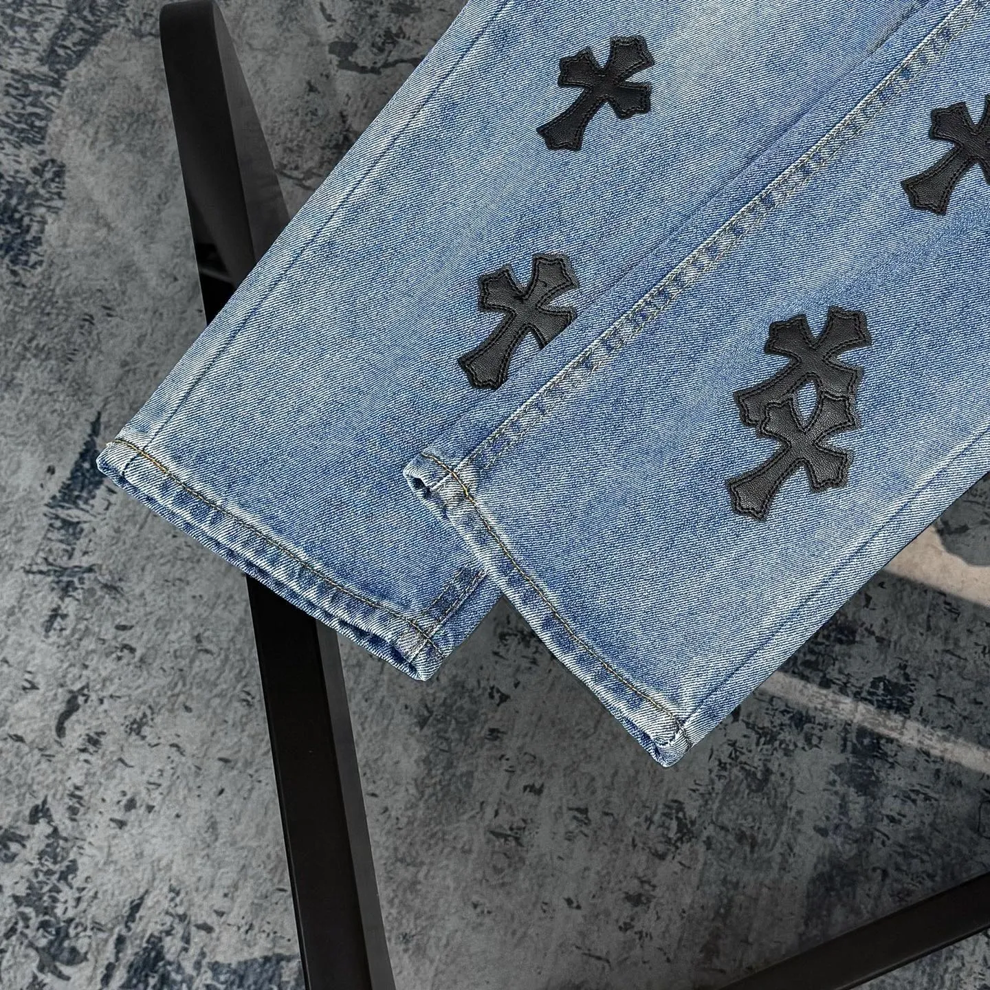 P230 Chrome Hearts CH/Chrome Hearts Classic Blue Pants Black Cross Patched Leather Jeans. Original purchased and patterned. Really restores the ultimate texture of Vintage. Special Italian cowhide print and then cut. Customized sheepskin three-layer thick line leather. The whole body is spliced in heavy water washing process. Craftsmen hand-splashed ink. You can see the details. Three-dimensional cutting version. Loose and comfortable. Not picky on the figure. Makes taller and slimmer. Factory Seiko. Original quality control. Same style for men and women. Can be matched with couples. Versatile recommendation. Essential jeans for all seasons Color: blue Size: 28-36 (S-XXL)